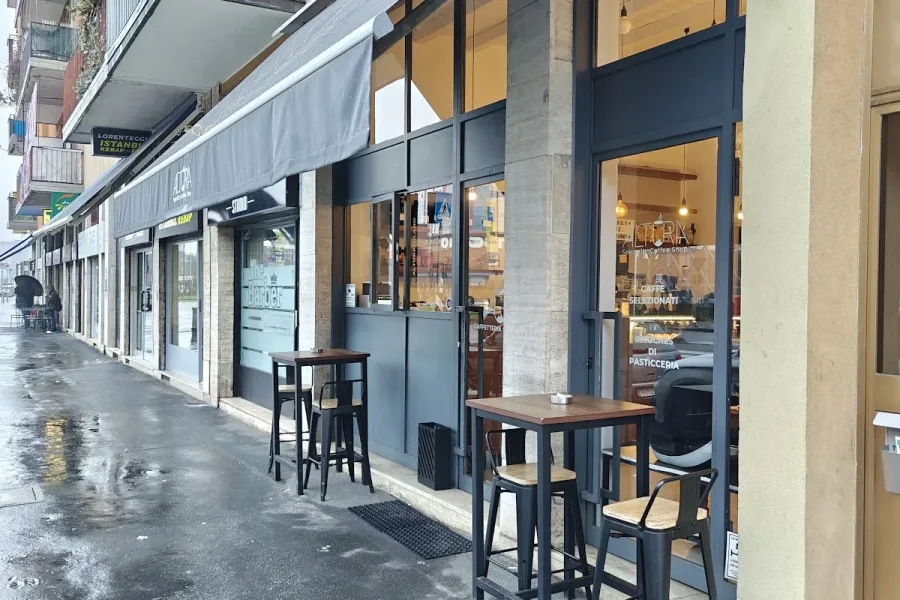 ALTURA Specialty Coffee Milan — interiøret i kaffebaren