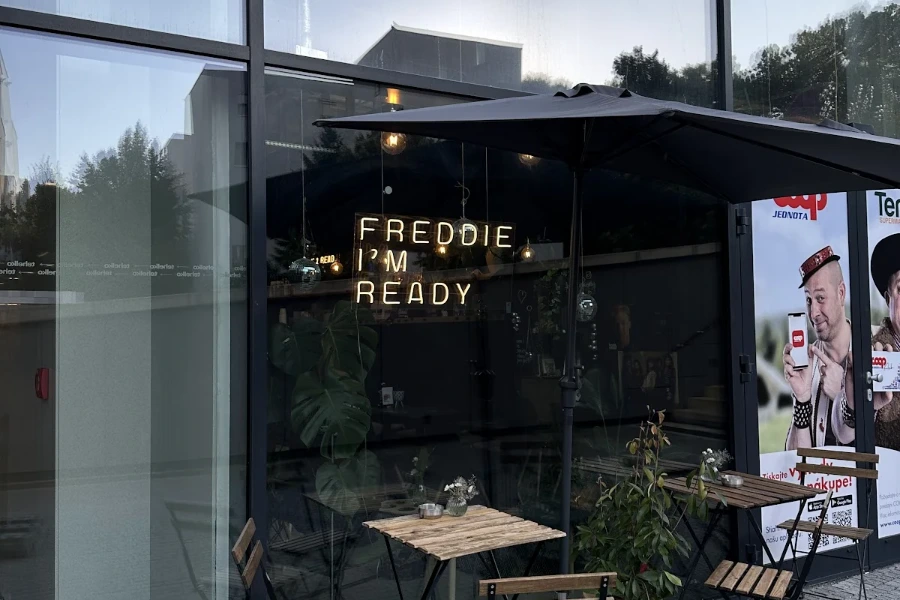 Freddie Im ready — café interior