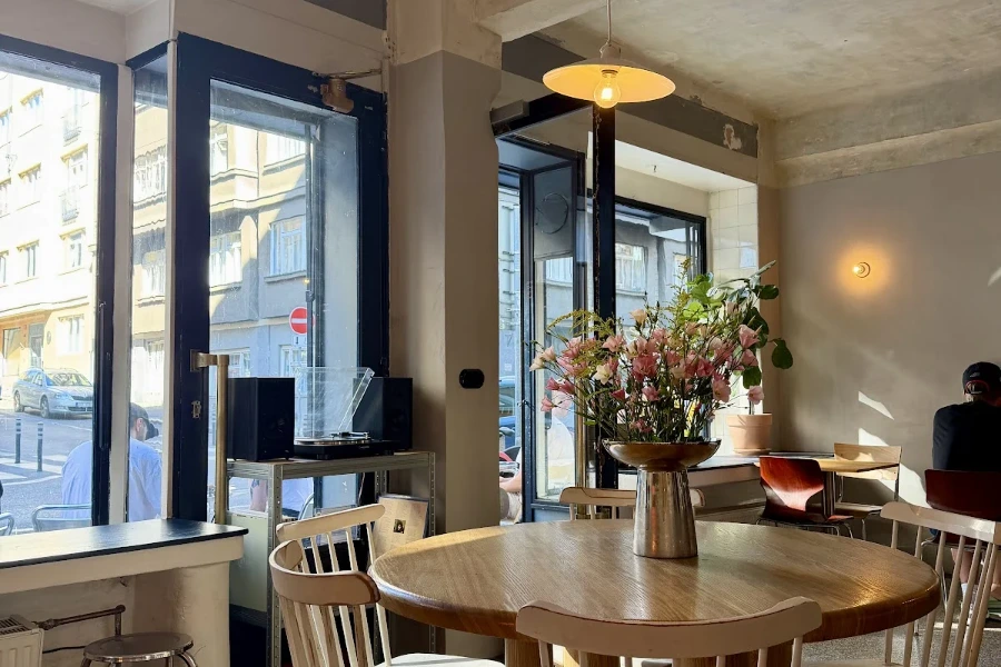 moe — café interior