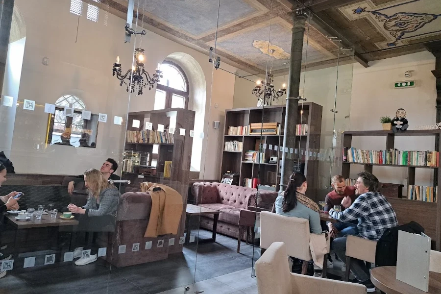 Synagogue Café — інтер’єр кав’ярні
