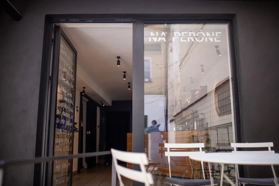 Café Na Peróne — interiér kaviarne