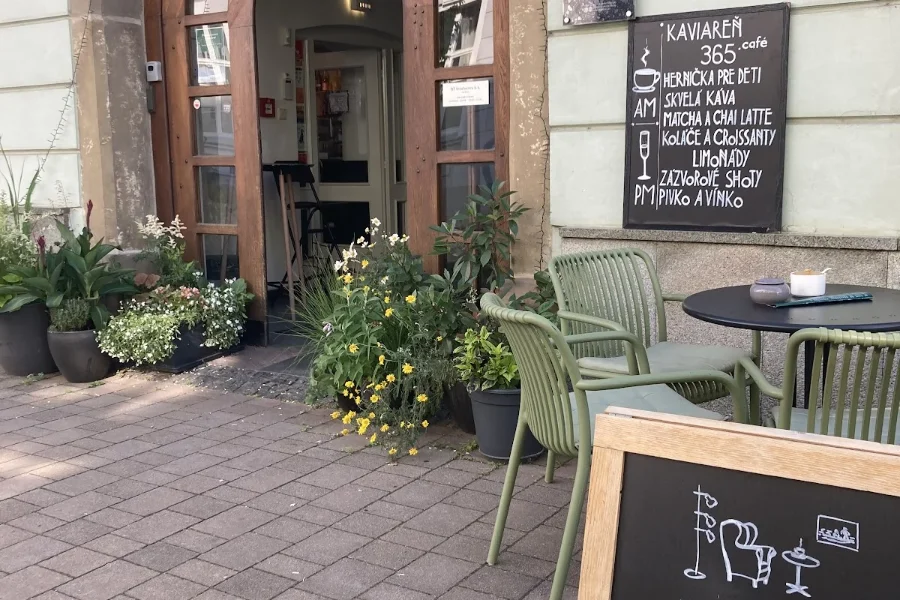 365.cafe kaviareň / bar — interiér kaviarne